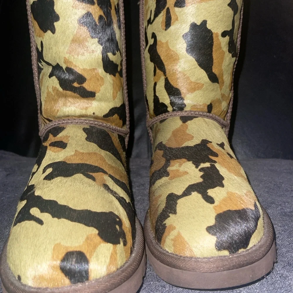 UGG ROWLAND CAMO CALF HAIR LEATHER SHEEPSKIN STUDDED BOOTS WOMEN SIZE 8 RARE HTF